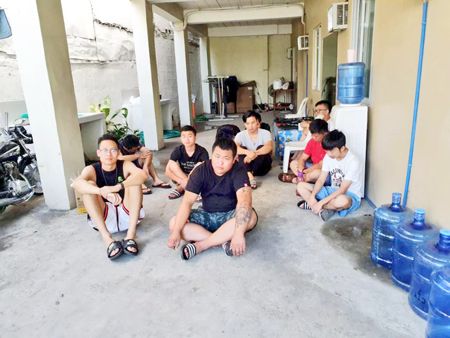 菲國警反綁架組在內湖省救出4名被非法網絡博彩團伙綁架、囚禁和虐待的馬來西亞人，並逮捕10名中國公民。圖為被捕的中國綁嫌。