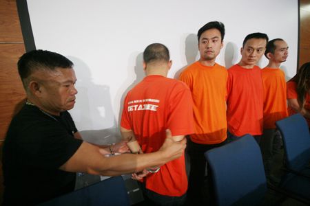 圖為涉嫌綁架勒索而被國調局拘捕的4名中國公民和一名菲女子。