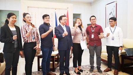 圖為中國駐菲大使黃溪連昨天在馬加智市大使官邸與採訪他的記者合影。