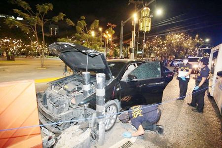 圖為昨天凌晨在馬尼拉市政府附近遭槍擊的華商的汽車撞上安全島。