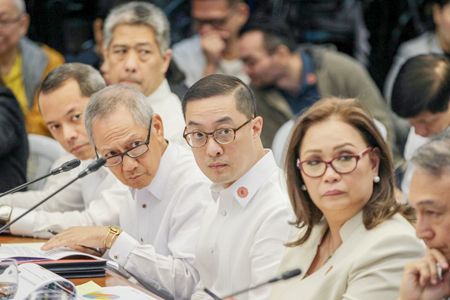 圖為ABS-CBN電視台高層昨日出席參議院公共服務委員會的聽證會。