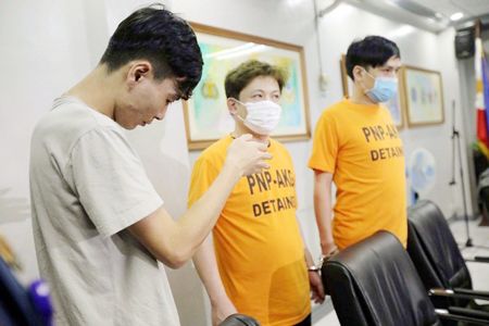 圖為綁架受害人李子洪（左）昨天指認綁架他的嫌犯。