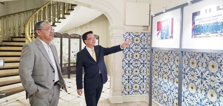 圖為中國駐菲大使黃溪連昨天在中國駐菲大使館陪菲外交部副部長馬納羅參觀使館舉辦的抗擊新冠肺炎疫情圖片展。