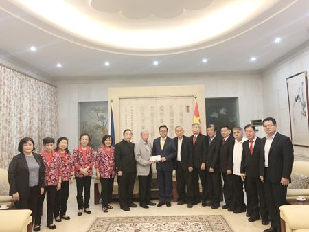 圖為菲律濱僑中學院董事會2月27日到訪中國大使館將善款移交給黃溪連大使。