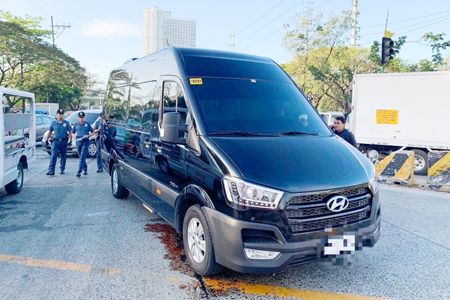 圖為警方正在檢查華裔影星張金珠彈痕纍纍的座駕。