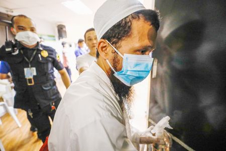 圖為一名戴著口罩的菲穆斯林昨天關閉仙範市的一個穆斯林祈禱所，以進行消毒和清理。衛生部昨天公佈的一位新冠肺炎確診病例最近經常到該祈禱所。