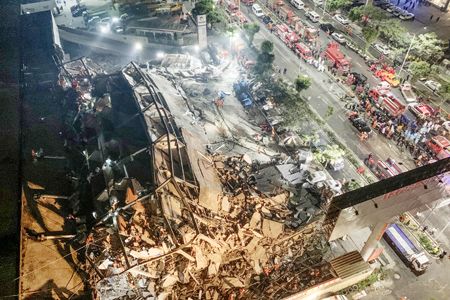 福建省泉州市一快捷酒店坍塌，現場一片狼藉。（法新社）