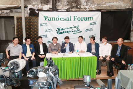 圖為警察昨天在馬尼拉警察總部為今天午夜將開始執行對大岷區的社區隔離做準備。