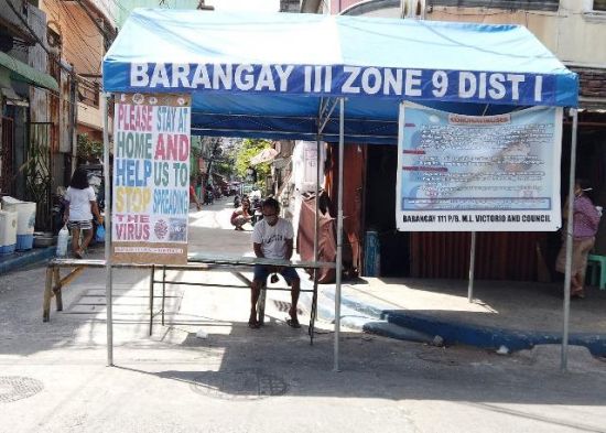 圖為馬尼拉市敦洛區的描籠涯設下檢查站。