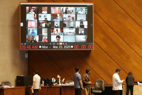 圖為眾議員通過視頻參加投票,授權給予杜特地總統特別權力抗擊新冠肺炎。(法新社)