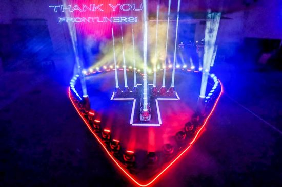 圖為拉斯彬迎示市復活節用燈光表達對前線醫護人員的鼓勵和支持。