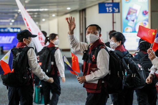 4月19日，在菲律賓馬尼拉機場，中國援菲律賓抗疫醫療專家組成員準備乘機回國。（新華社）
