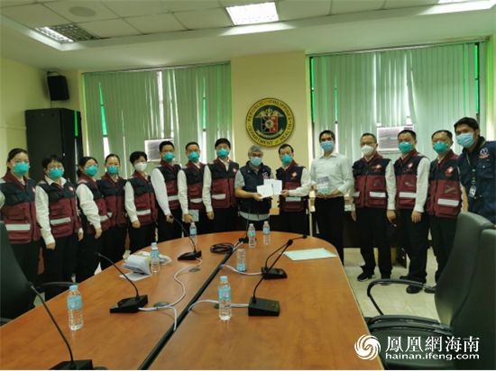 中國援菲抗疫醫療專家組在菲律賓衛生部贈送禮物現場。圖片由中國援菲抗疫醫療專家組提供。