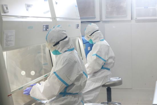 5月9日，由中國華大集團承建的“火眼”病毒檢測實驗室落成儀式在菲律賓費爾南多市何塞·林格紀念總醫院舉行。實驗室落成後，每天可檢測3000人份的新冠病毒樣本，將大幅提升菲病毒檢測能力。