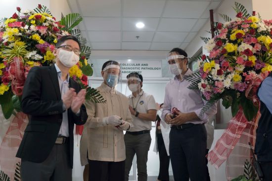 中國駐菲使館檀勍生公參（左一）代表中國駐菲大使黃溪連，對“火眼”實驗室順利落成表示祝賀。