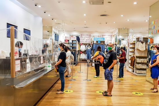 馬尼拉一家商場內，市民在購物付費時保持社交距離。（新華社）