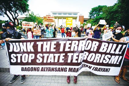 多個進步組織昨日在菲國立大學示威，要求國會不要通過反恐法。