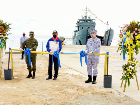 國防部長洛仁薩那昨日為希望島的新建海灘坡道舉行落成典禮。
