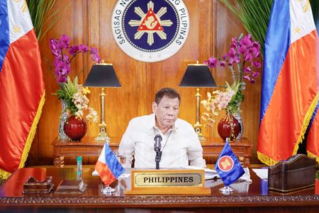 這是26日在馬拉干鄢宮拍攝的杜特地總統出席東盟視頻峰會的照片。(法新社)