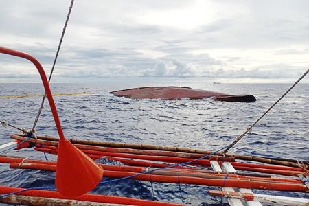 這張未註明日期的照片是菲海岸警衛隊於2020年6月29日發佈的。照片顯示,自由5號漁船於6月28日在馬尼拉西南的岷都洛島附近與一艘在香港註冊的貨船相撞。菲律賓當局動用飛機和船隻搜尋失蹤人員,其中包括12名菲律賓船員和兩名乘客。(法新社)