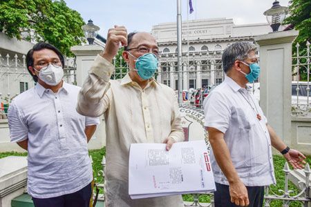 法律教授加禮哈（中）和其他人在提交挑戰反恐法的請願書後，站在大理院門外會見記者。（法新社）