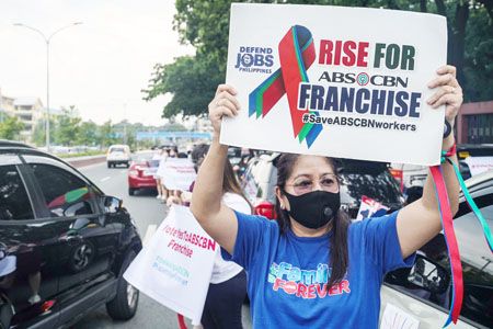 ABS-CBN電視台的員工和支持者10日在眾議院前舉著標牌抗議。眾議院否決了ABS-CBN尋求獲得新經營權的法案。（法新社）