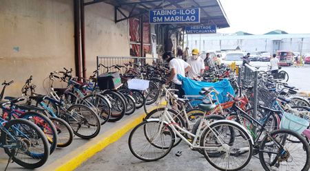 加洛干市Victory商場內以前的公共汽車停車場停滿了腳踏車。新冠肺炎疫情所帶來的社區隔離，導致公共交通不足，越來越多的人開始使用腳踏車。