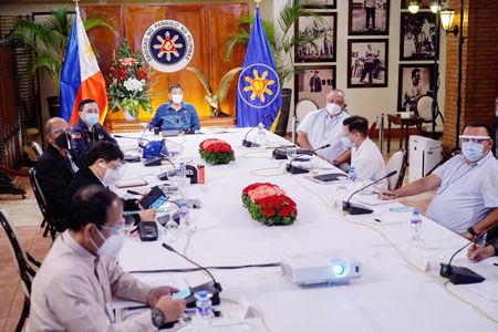 杜特地總統昨晚跟內閣官員開會。總統再度將大岷區、武六干和第四行政區置於改良版加強社區隔離。