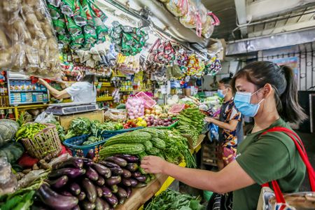 8月3日，戴口罩的顧客在馬尼拉的一處市場購置蔬菜。據衛生部3日報告的數據，菲律賓累計確診病例已達106330例。菲律賓政府2日晚間宣布，為了遏制新冠疫情蔓延，將從4日起在包括大岷區在內的部分地區重新收緊防疫隔離措施，為期半個月。上述地區民眾外出活動將受到限制，公共交通將再度停運，一些已復工的工商業將部分停工，政府部門將只保留基本人力，其餘人員全部在家辦公。（新華社）