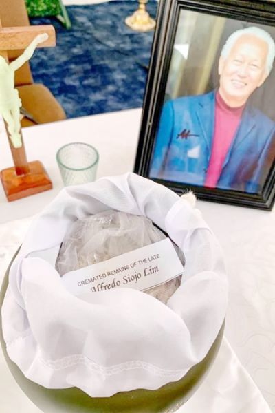 馬尼拉前市長林亞斐洛逝世的一天後，亞靈頓殯儀館貼出了林市長火化後的骨灰。