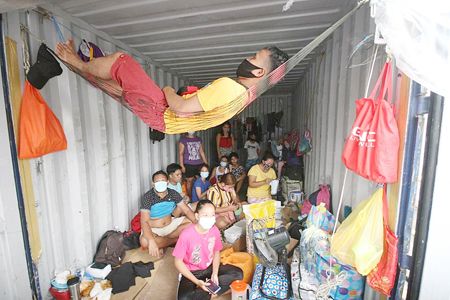 大約有100名滯留人員昨日在馬尼拉市敦洛區北碼頭的貨櫃箱內暫住,等待返回武運、描戈律、怡朗和宿務。由於新冠肺炎疫情再度爆發,各省政府重新實施了局部封鎖,原定前往所在省份的旅行被取消,他們因此滯留。