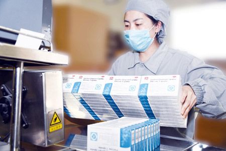 8月12日,中國駐菲大使館發言人發表《關於連花清瘟膠囊獲得菲律賓藥品註冊證書的聲明》,期待連花清瘟膠囊進入菲律賓市場後,能有效減緩新冠病毒蔓延,幫助輕症患者迅速康復。(中國大使館供圖)