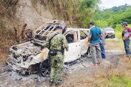 圖為兩名嫌犯把死者的屍體放進租來的豐田汽車內，並開往偏僻地區放火焚燒屍體和車子。