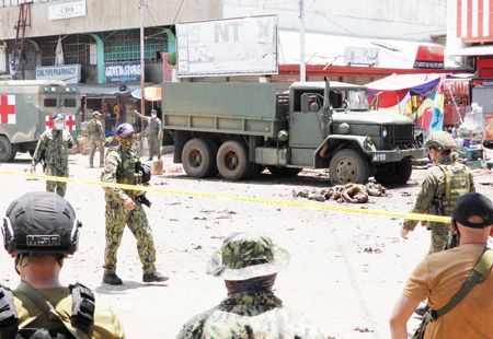 一枚簡易炸彈24日在蘇祿省賀洛社在一輛軍車旁爆炸，警察和軍事人員封鎖爆炸現場，受害者的屍體躺在人行道上。官員稱，總共發生兩次爆炸，造成至少10人死亡，數十人受傷，其中很多是士兵或警察。（法新社）