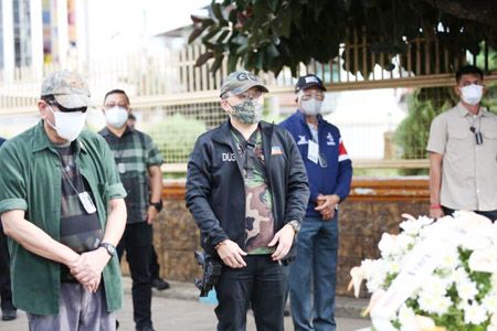 杜特地總統昨日前往蘇祿省賀洛鎮爆炸現場，並向死難者獻花。