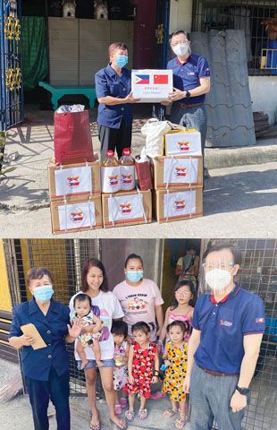 圖為中國駐菲大使館謝永輝參贊走訪了因疫情失業的教師吉卡及其家人,轉交了使館無償援助。(中國大使館供圖)
