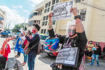 遇害的變性人珍妮弗·勞德的支持者昨日在荷浪牙波市地區法庭外面示威，要求法庭撤回美軍殺人犯彭伯頓的提早釋放裁決。