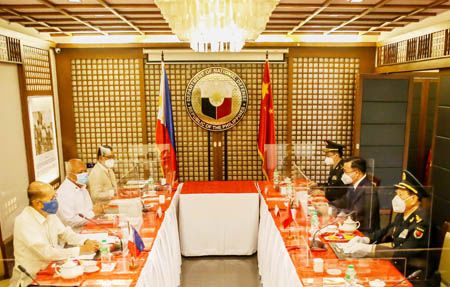 國防部長洛仁薩那和中國國防部長魏鳳和昨日舉行會談。