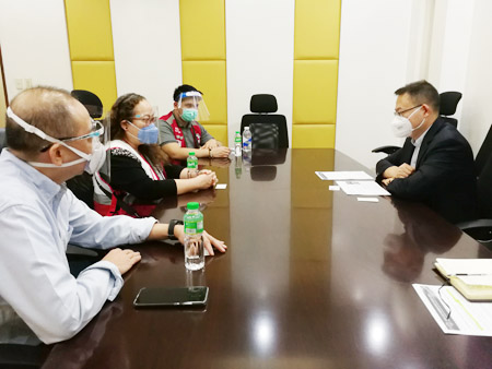 9月10日，羅剛參贊在使館領事部會議室約見菲律賓中華崇仁總醫院負責人Dr.Samuel一行四人。