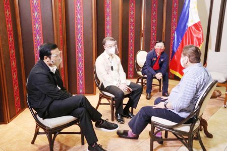 圖為杜特地總統充當魯仲連，昨晚在馬拉干鄢宮接見眾議長加耶丹諾和眾議員維拉斯戈。據悉，加耶丹諾最終同意將眾議長之位禪讓給維拉斯戈。