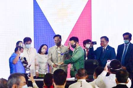 馬仁俞計眾議員維拉斯戈昨日宣誓就任眾議長職位。此舉受到以前眾議長加耶丹諾為首的部分眾議員的質疑。