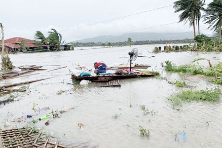 颱風謹沓（國際名：莫拉菲）昨日襲擊東岷多洛省布拉社，引發大洪水並摧毀多棟房屋。（法新社）