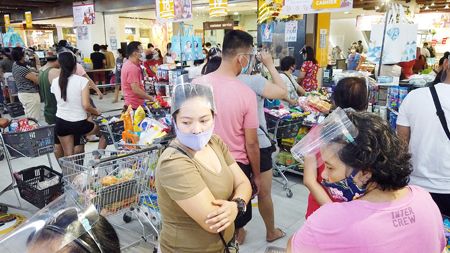 2020年10月31日，在颱風蘿莉登陸之前，居民在馬尼拉以南亞眉省(Albay)的黎牙實備市，擁進了一家雜貨店購買必需品。