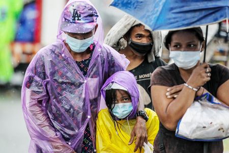 11月1日，馬尼拉一些居民進行疏散。菲氣象部門11月1日說，今年第19號颱風「蘿莉」當天已在呂宋島東南沿海登陸，目前菲北部已有約一百萬居民被疏散。（新華社）