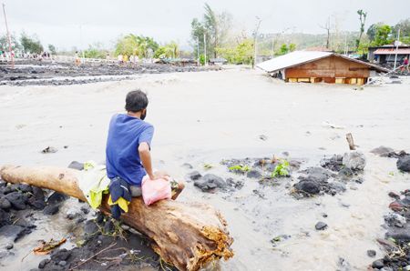 颱風「蘿莉」星期天（1日）登陸菲律濱，大量洪水引發了致命的山體滑坡，在人口最多的呂宋島南部掩埋了許多房屋。（新華社）