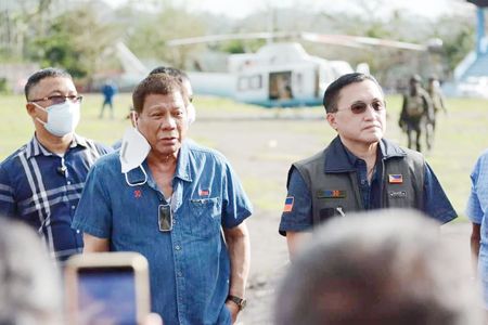 圖為杜特地總統昨日視察災區。