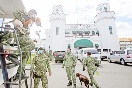 圖為菲國警的警犬隊昨日抵達文珍俞巴市新比利畢監獄。該國家監獄昨日發生暴動，敵對幫派鬥毆，導致3人死亡，64人受傷。