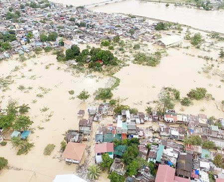 杜特地總統昨日乘坐直升機巡視受颱風「尤利西斯」影響影響的地區。圖為馬仁謹那市被洪澇淹沒。（法新社）