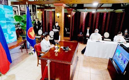圖為杜特地總統昨日在馬拉干鄢宮參加第37屆東盟線上峰會並發表演講。