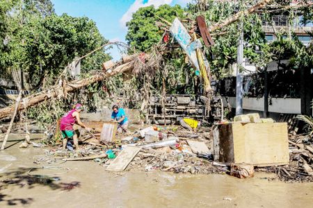 11月13日，在馬尼拉，人們在廢墟中清理財物。菲律濱警方12日說，今年第22號颱風「尤利西斯」過境菲律濱已造成至少14人死亡，另有3人失蹤。颱風于12日離開菲律濱本土。（新華社）